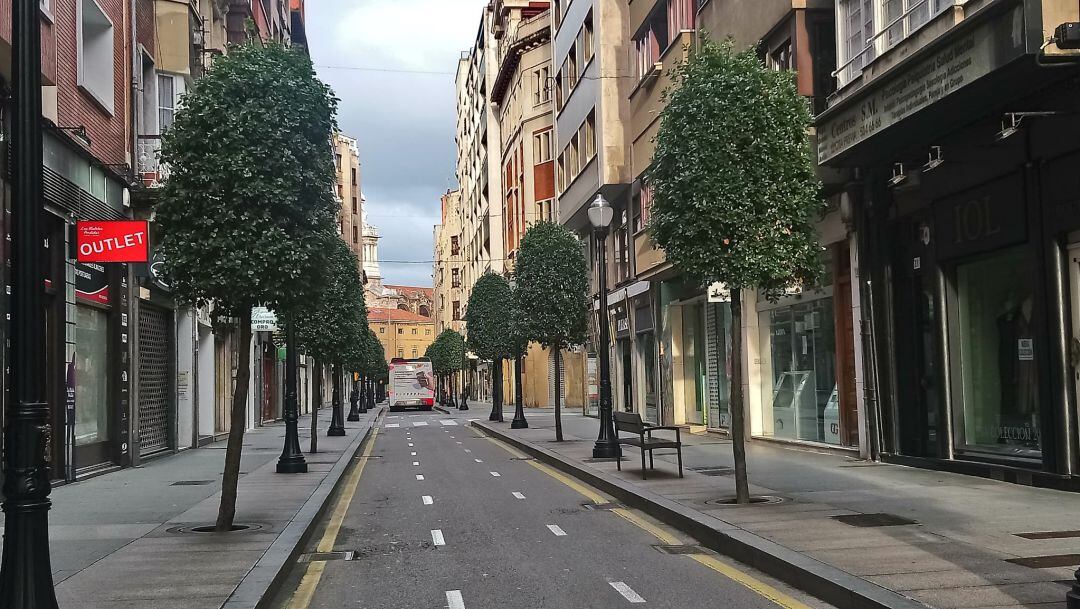 Imagen de la calle Menéndez Valdés, con todos los negocios cerrados.