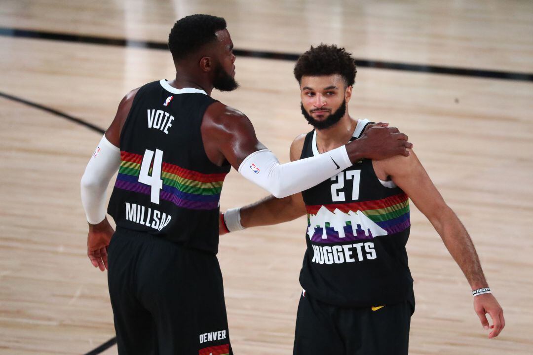 Paul Millsap y Jamal Murray celebran la victoria frente a los Lakers.