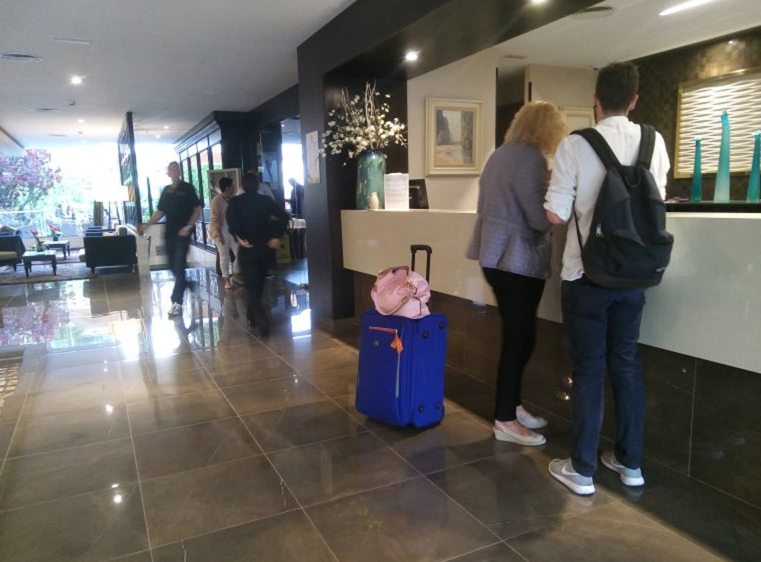 Turistas en la recepción de un hotel