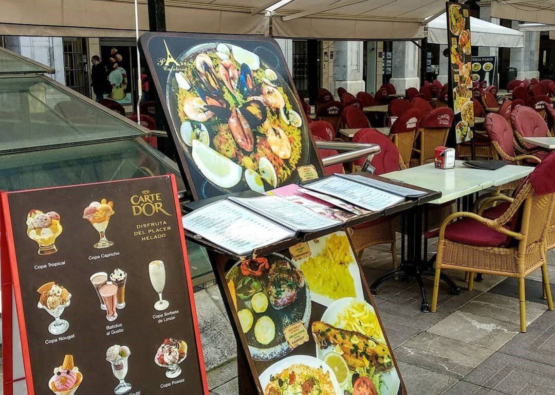Una terraza con un menú de un restaurante.