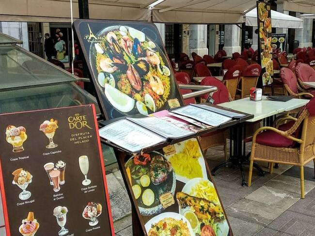 Una terraza con un menú de un restaurante.