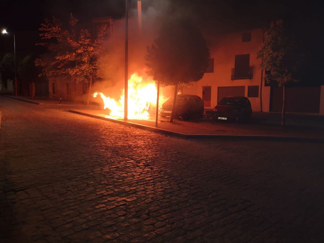 Coche ardiendo en Cuéllar 
