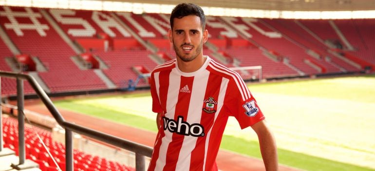 Juanmi posa con la camiseta del Southampton