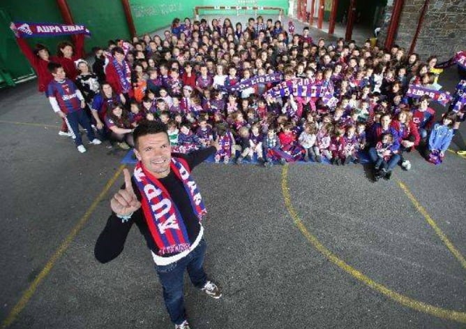 Jon Errasti posa con pequeños aficionados en la escuela La Salle de Eibar.