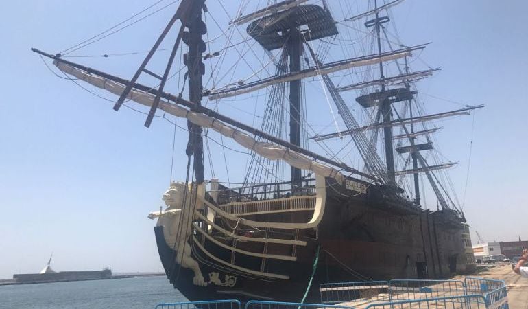 El Santísima Trinidad en el muelle 7 del Puerto de Alicante