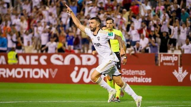 Agus Medina celebra un gol con el Albacete