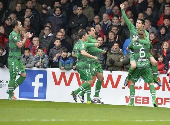 Yuri Berchiche celebra uno de sus dos goles con el resto de compañeros