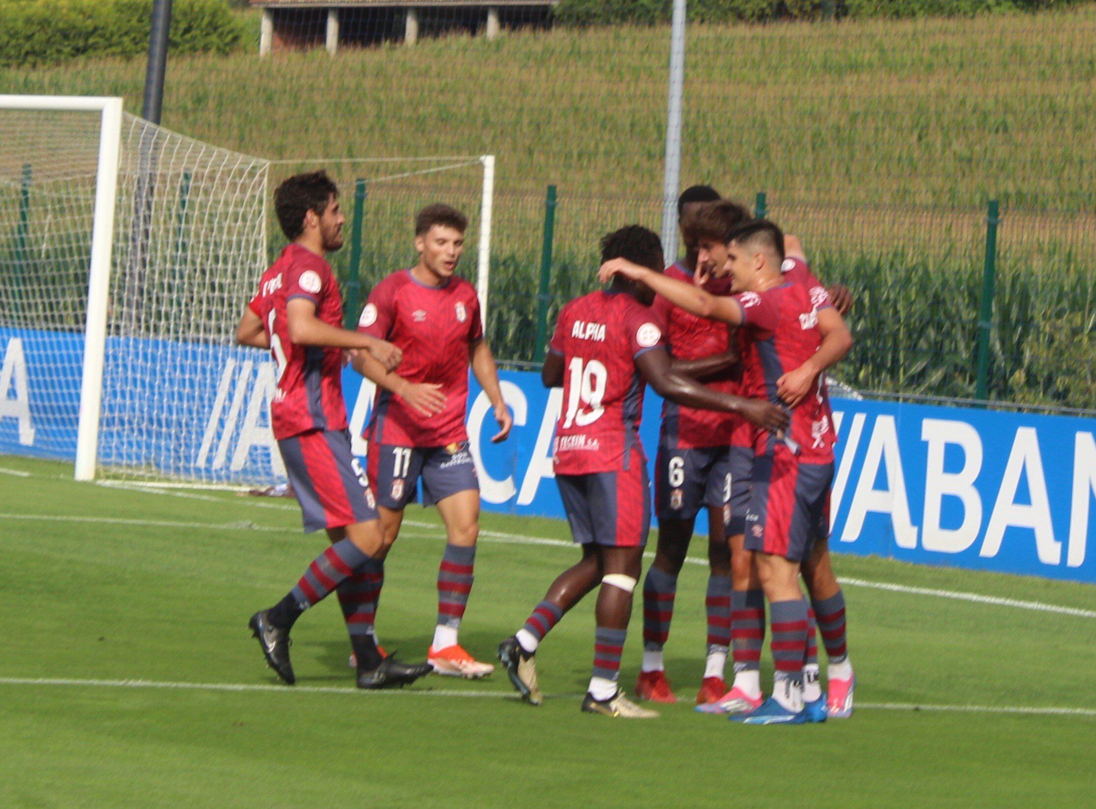 Los jugadores celebran el gol de Mario Rivas frente al Fabril