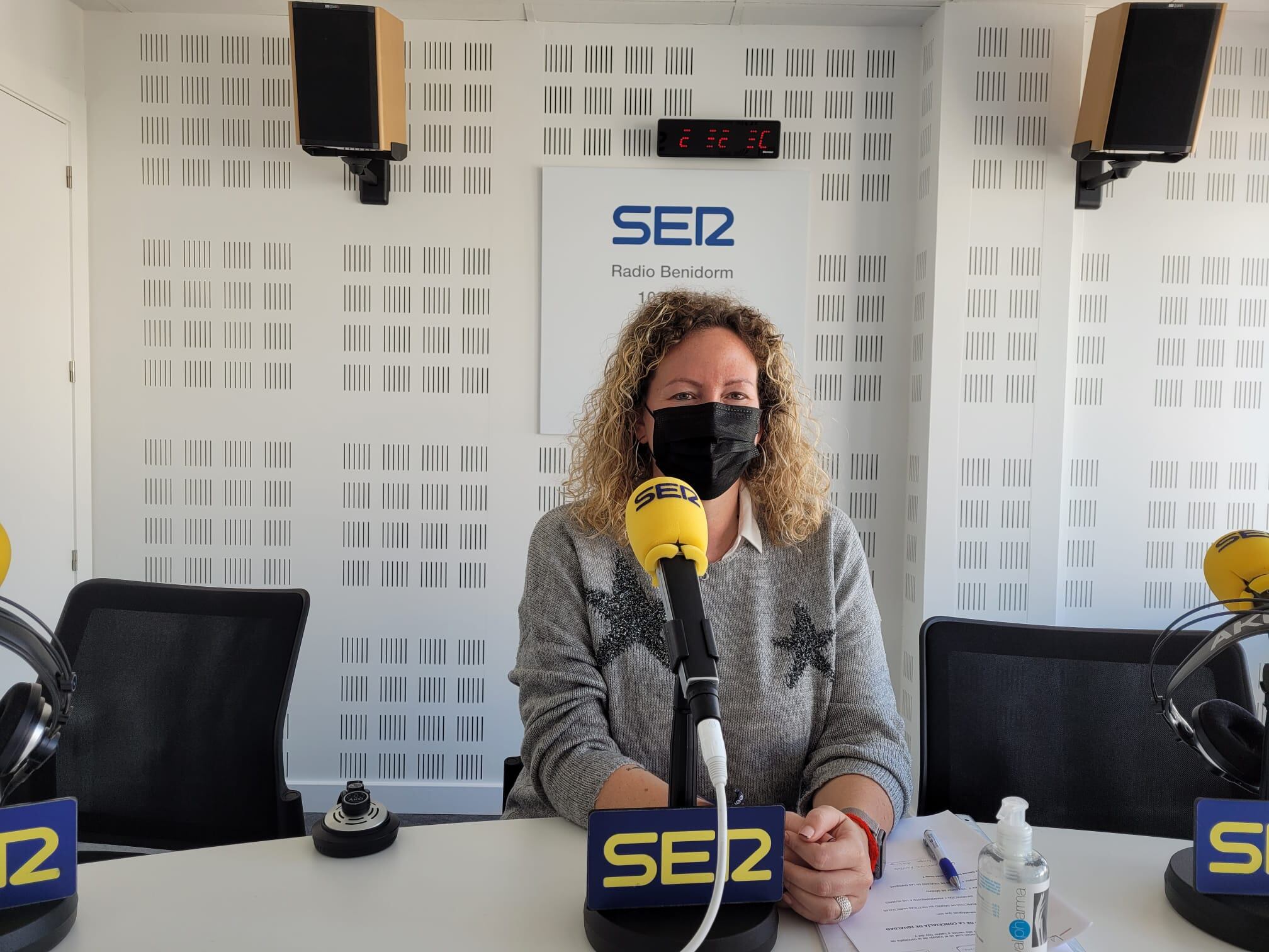 La concejal de Igualdad de Benidorm, Ángela Zaragozí, en los estudios de Radio Benidorm