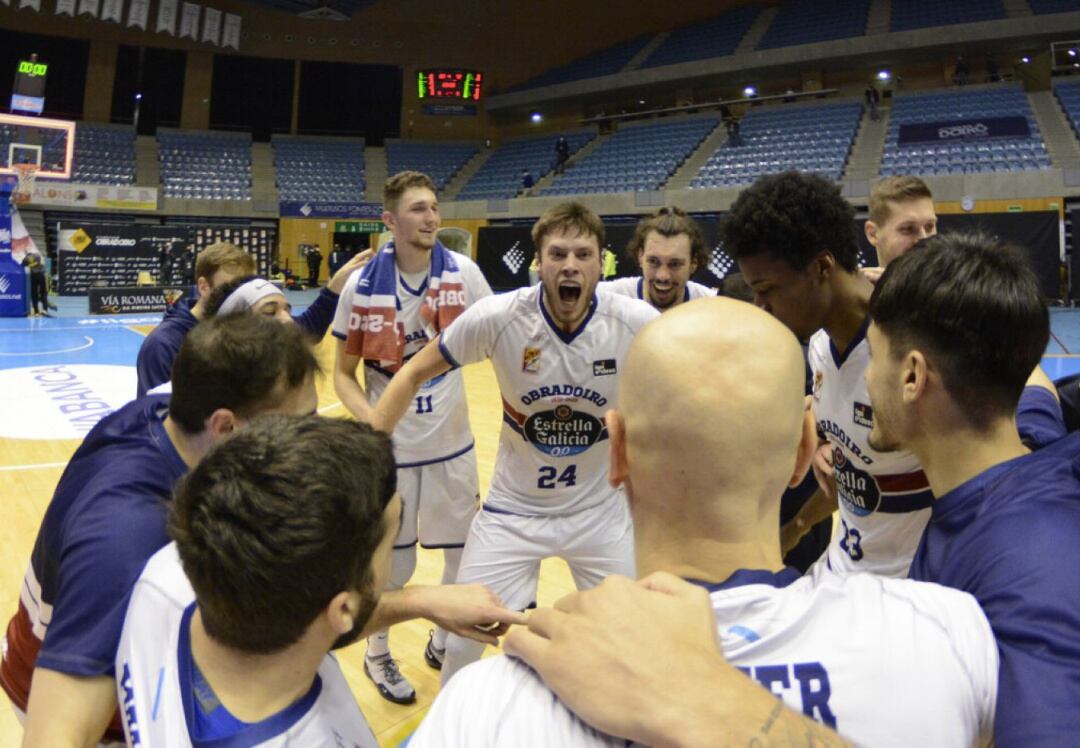 Los jugadores del Obra, con Daum como director de orquesta, celebran el triunfo en la pista