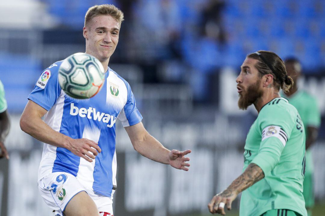 Manu Garrido ante Sergio Ramos en un encuentro del Leganés contra el Real Madrid