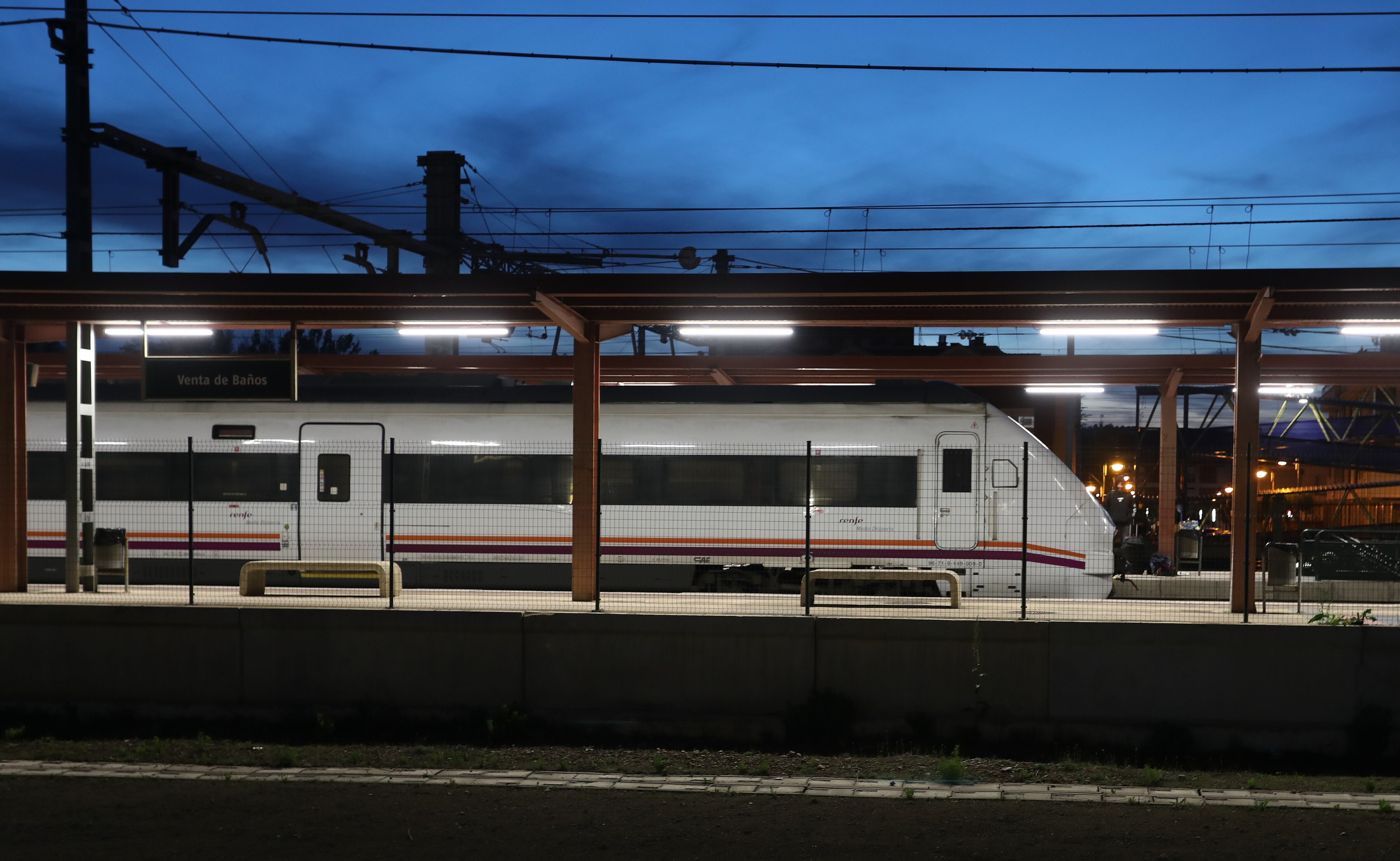 El tren que cubría la línea Madrid-Irún ha quedado detenido en la estación de Venta de Baños y sus viajeros han quedado retenidos, en la imagen la sala de espera de la estación