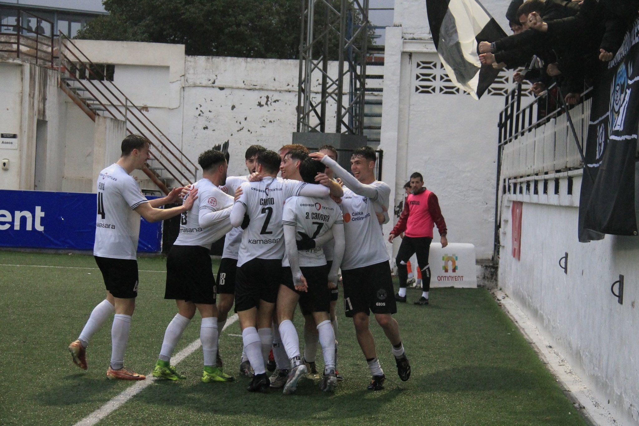 El Ontinyent 1931 se lleva un derbi pasado por agua ante el Atzeneta UE (1-0)