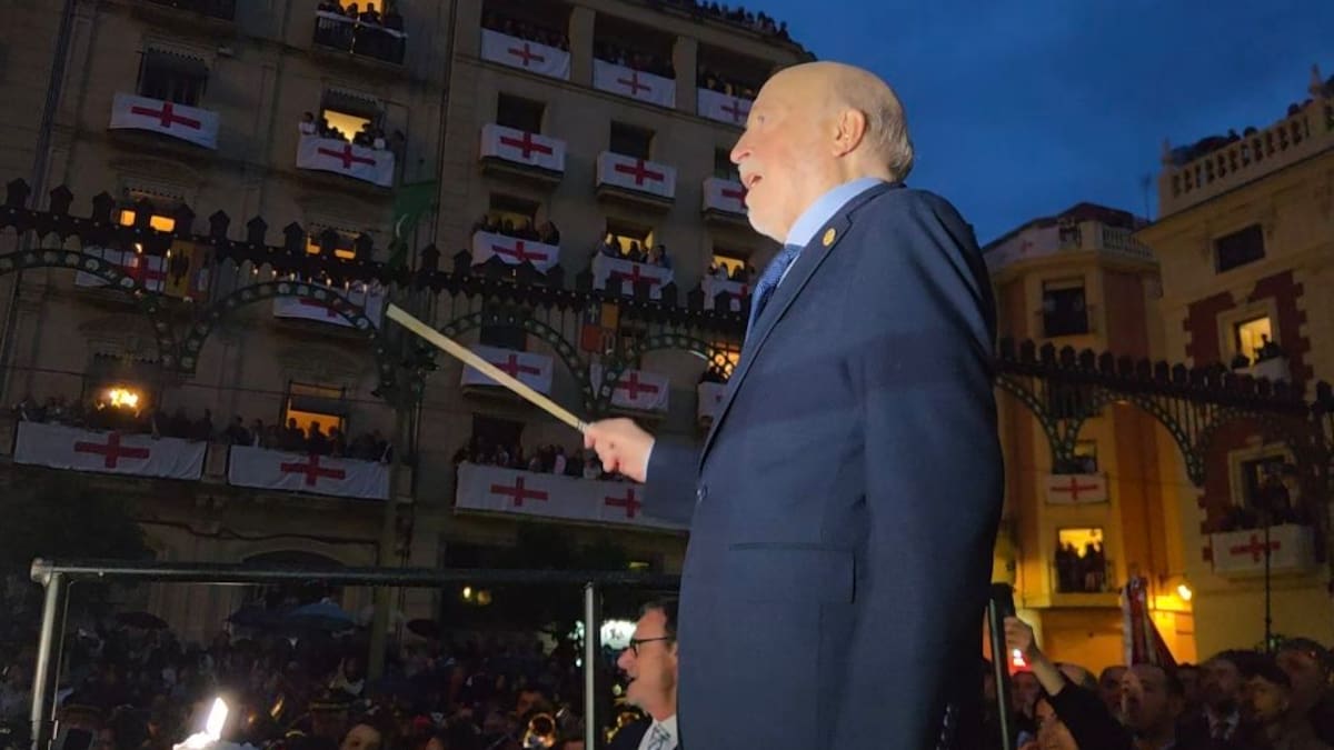 José María Valls Satorres emociona en su segunda dirección del Himno de Fiestas de Alcoy