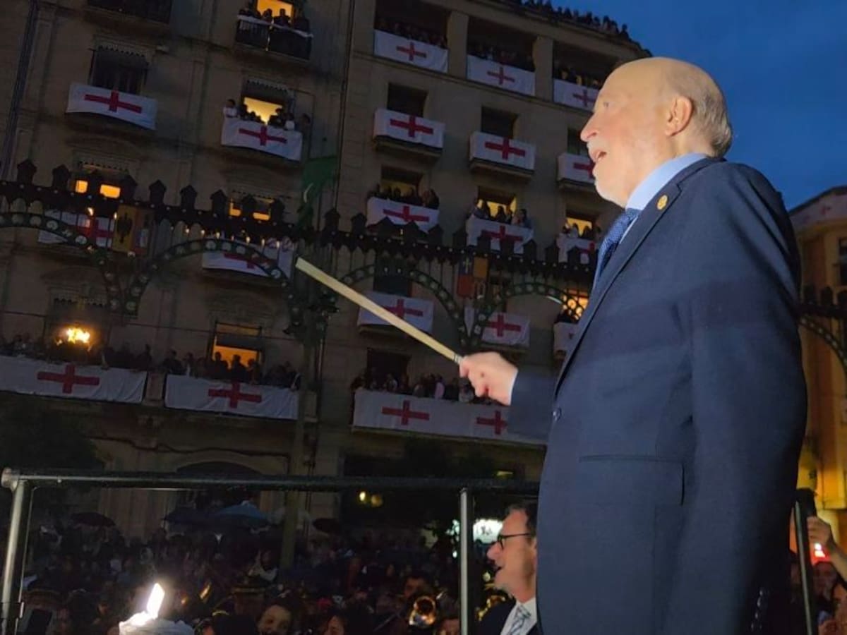 José María Valls Satorres emociona en su segunda dirección del Himno de Fiestas de Alcoy