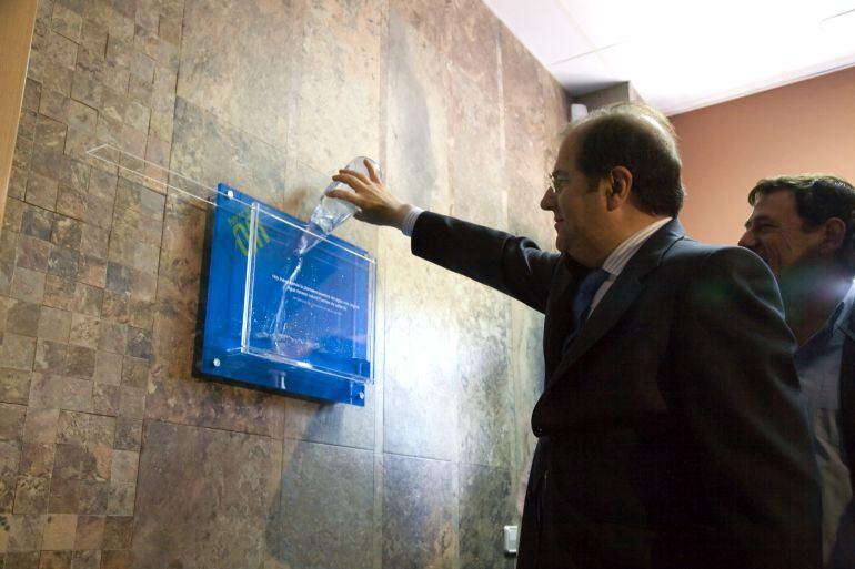 El Presidente de la Junta, Juan Vicente Herrera, inauguró la planta embotelladora de agua mineral. 