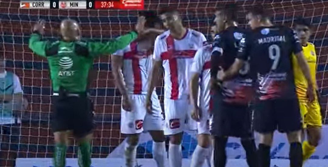 El árbitro pide descanso a los jugadores