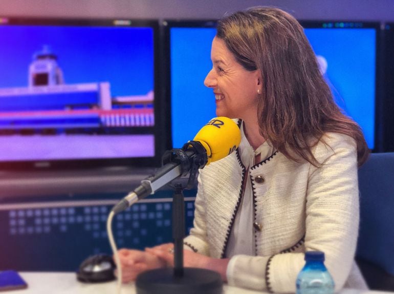 Elena Mayoral, directora del aeropuerto Adolfo Suárez Madrid Barajas, en los estudios de la Cadena SER.