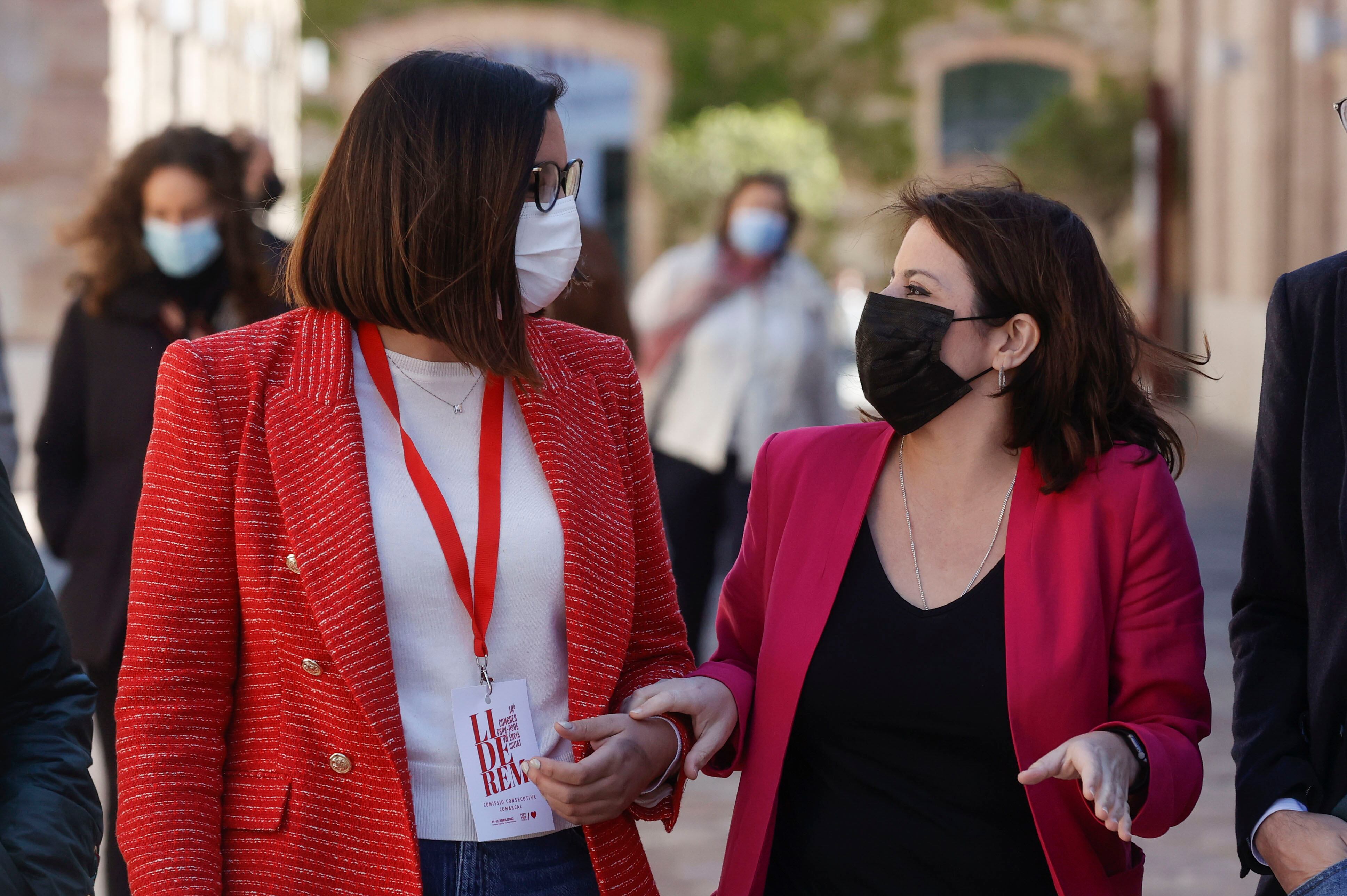 La vicesecretaria general del PSOE, Adriana Lastra (d), y la vicelcaldesa de València y secretaria general de la formación en esta ciudad, Sandra Gómez (i), durante la clausura el decimocuarto congreso del PSPV-PSOE de València celebrado este sábado.