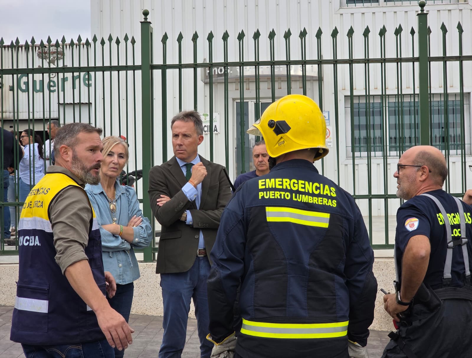 El alcalde de Lorca, Fulgencio Gil, junto a la teniente de alcalde, Carmen Menduiña, supervisa las labores de extinción