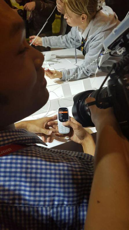 Un periodista prueba en nuevo Nokia 3310 en el stand de la marca