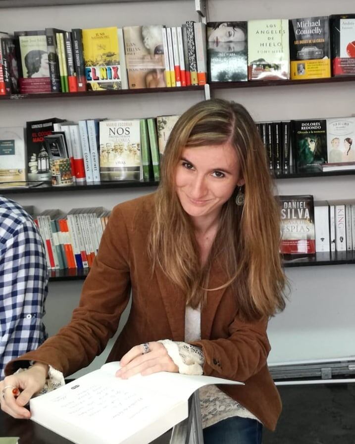 Marta Quintín firmando ejemplares de una de sus novelas