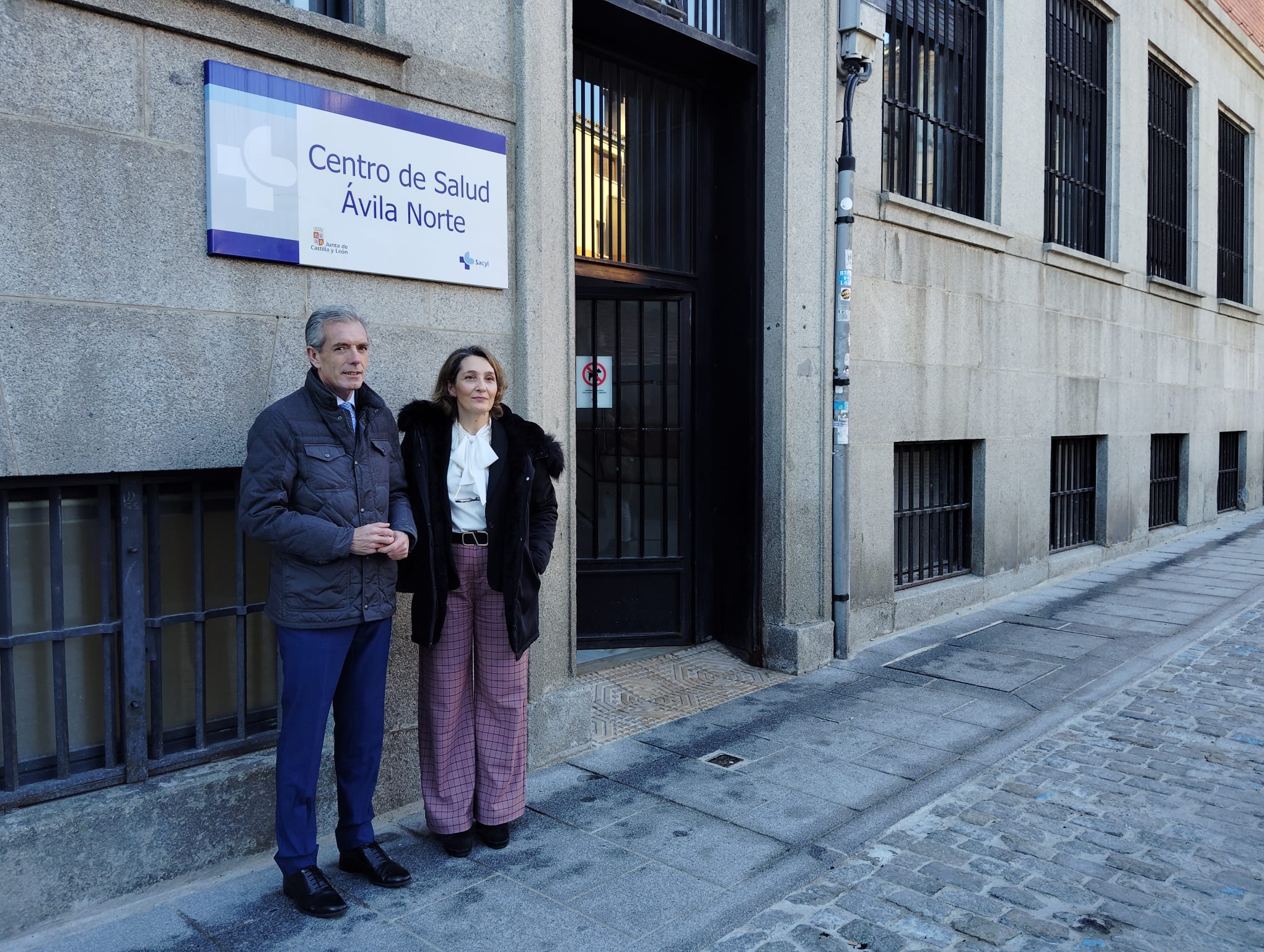 José Francisco Hernández, delegado territorial, y Ana Arconada, gerente de atención primaria, en el centro de salud que va a ser reformado