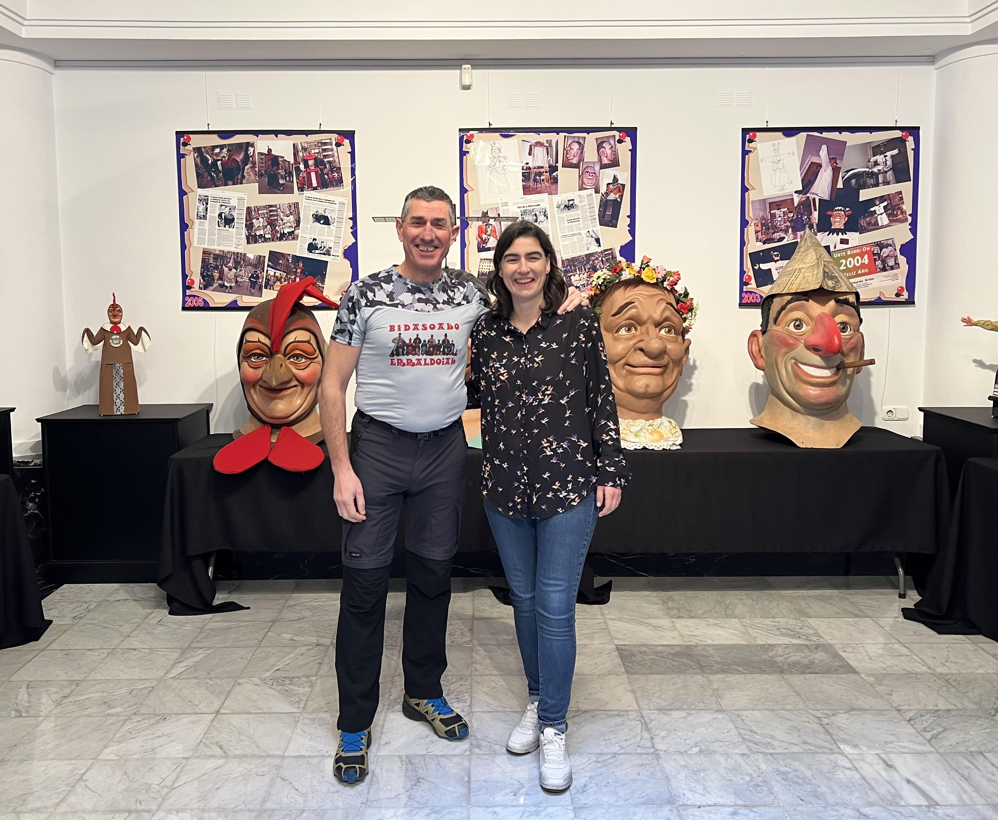 Jose Irigoyen, presidente de Bidasoako Erraldoiak junto a la delegada de Cultura, Nuria Alzaga.