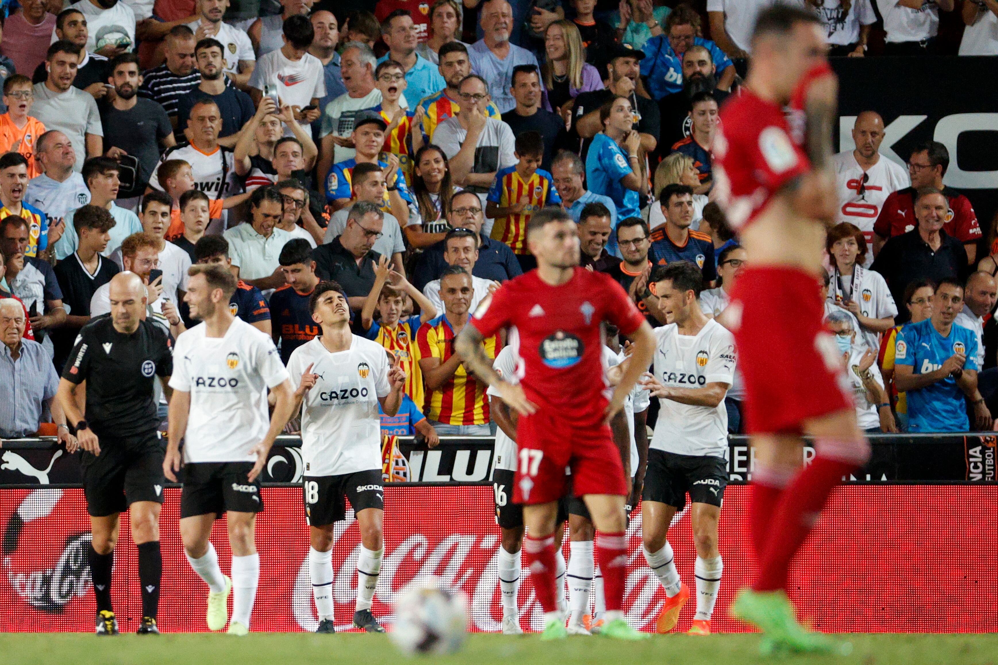 GRAFCVA8413. VALENCIA, 17/09/2022.- Los jugadores del Valencia celebran el tercer gol marcado al Celta de Vigo durante el partido de la sexta jornada de La Liga que disputan este sábado en el estadio de Mestalla. EFE/Manuel Bruque
