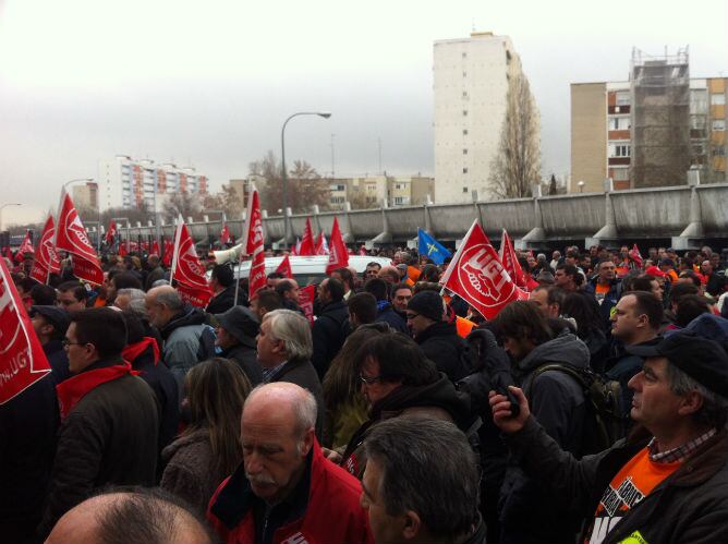 Cientos de empleados de Santa Bárbara protestan en Madrid por los despidos