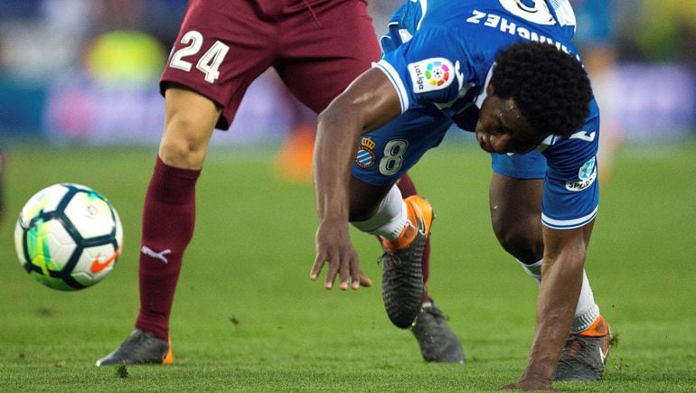 Carlos Sánchez cae al suelo tras pelear una pelota