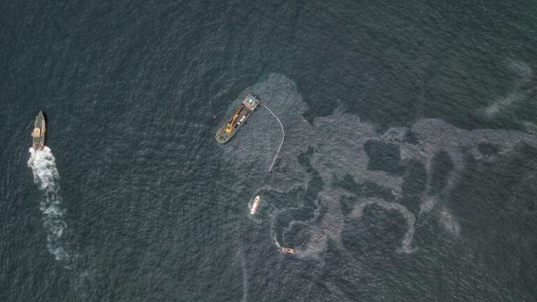 Imagen aérea del vertido provocado por el hundimiento de la draga.