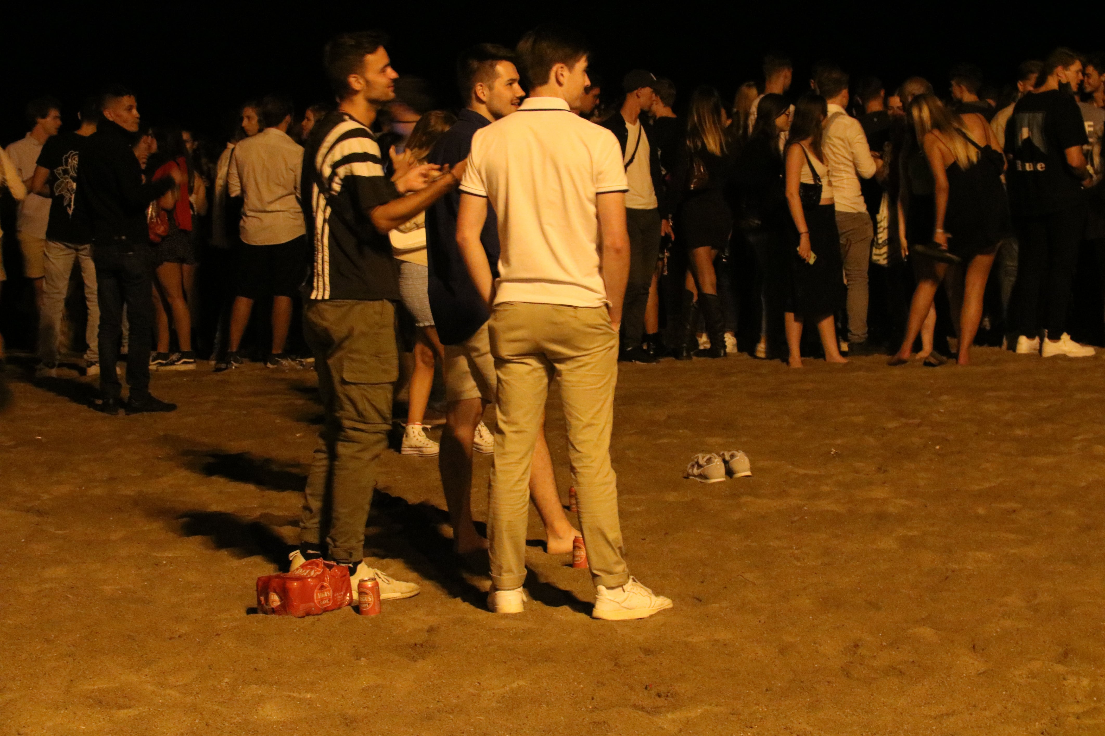 Pla general d&#039;un grup de joves consumint alcohol al botellot de la platja de la Barceloneta