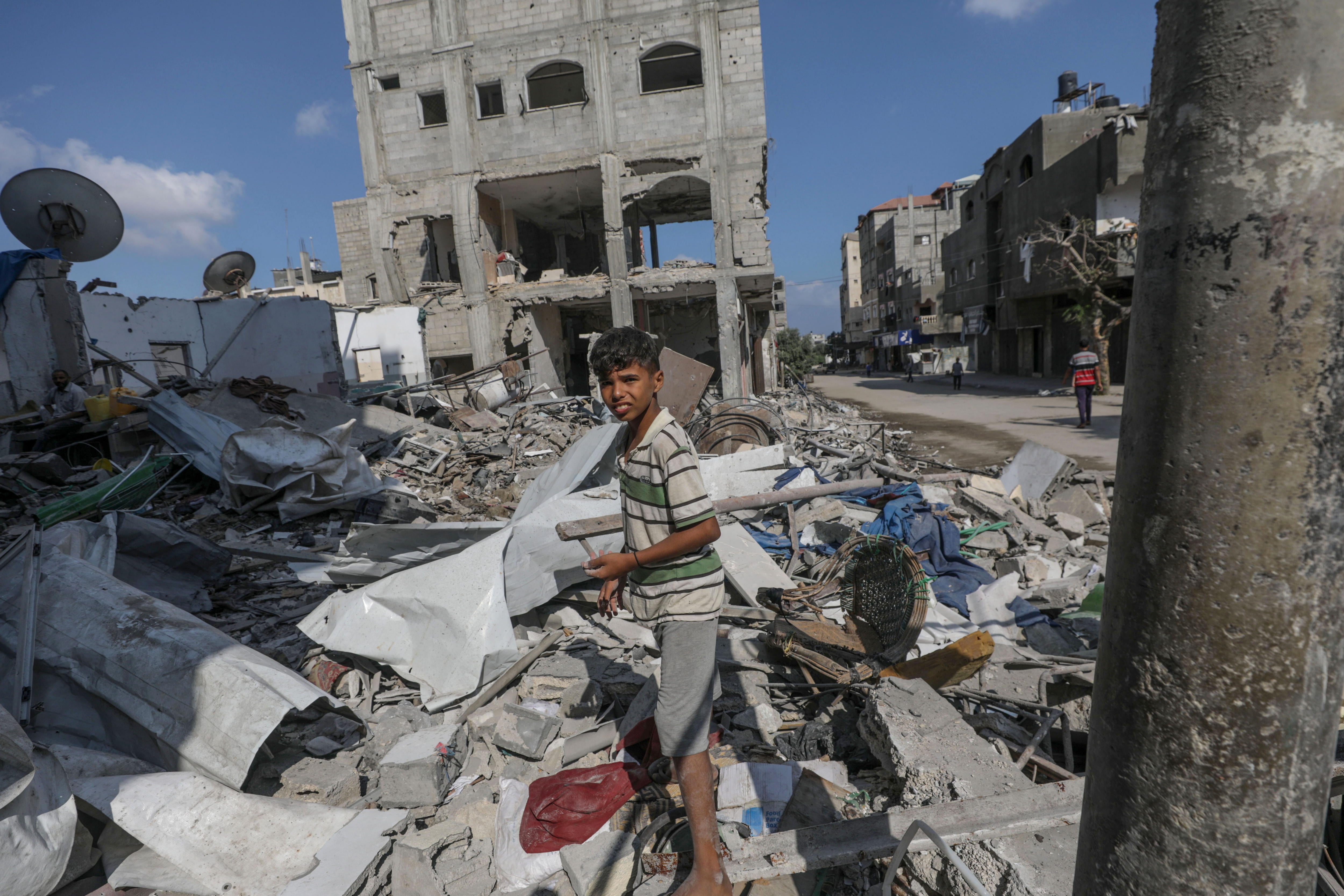 Un niño palestino visita las ruinas de lo que era su casa, tras un bombardeo israelí, en el campo de refugiados de Al Maghazi, este miércoles.