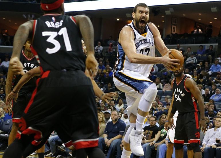 Marc Gasol entra a canasta ante la presencia de Terrence Ross 