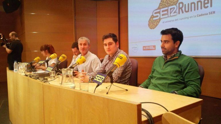 Los presentadores, Martín Fiz, su hijo y su sobrino.