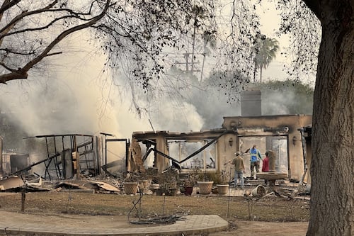 Seis incendios, la mayoría sin control, acorralan a Los Ángeles y dejan cinco muertos