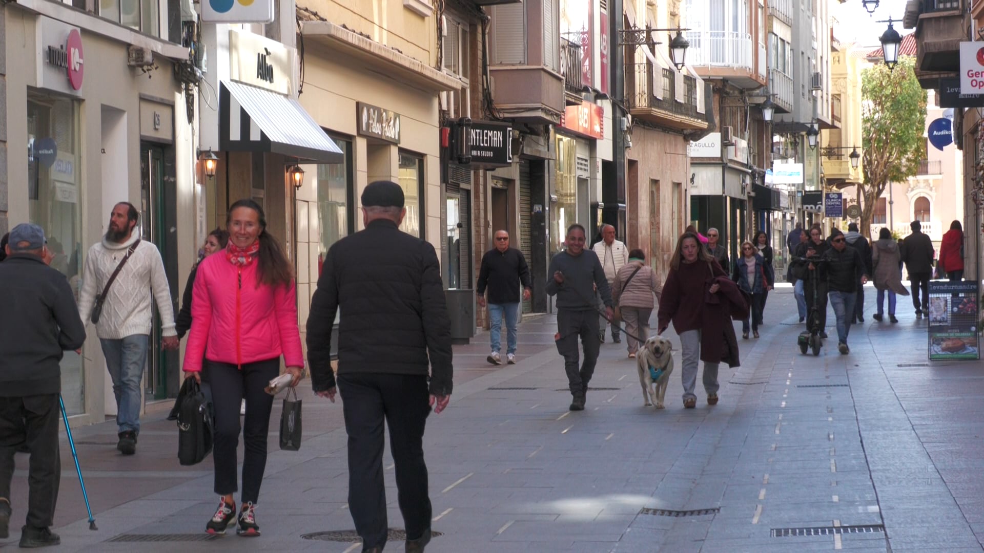 Gente por la calle Elche