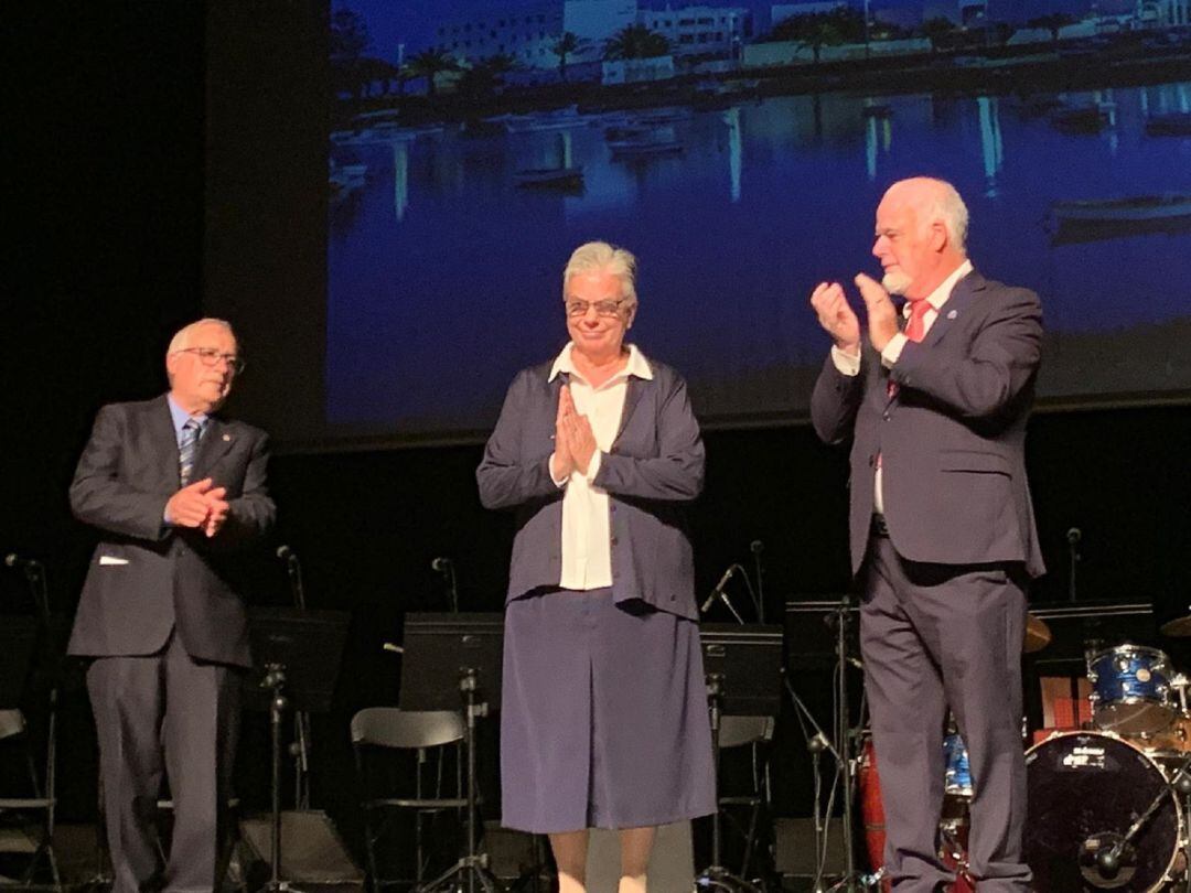 Sor Ana recibe el Premio Mujer Canaria 2019, sobre el fondo del escenario  una imagen del Charco de San Ginés.