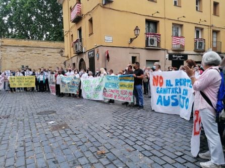 Unos 200 vecinos del Camero Viejo y las Siete Villas protestan contra la reorganización de urgencias.