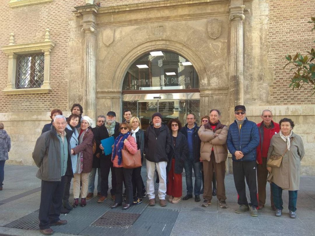 El colectivo que se opone a la tala de árboles en el parque de Los Jardinillos de Palencia pididó en el Ayuntamiento los informes que sustentan esa actuación