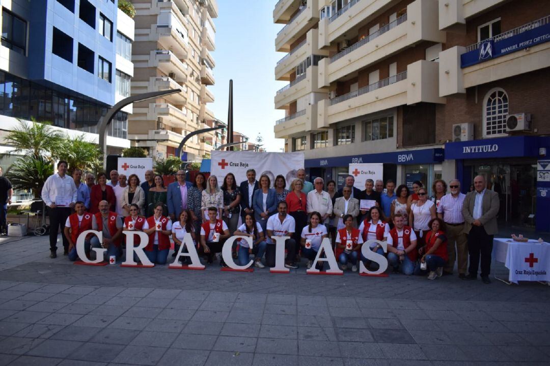 Miembros de Cruz Roja Comarcal posan junto a la corporación municipal de Motril y empresas colaboradoras