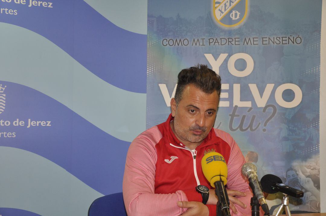 Joaquín Poveda durante la rueda de prensa en Chapín