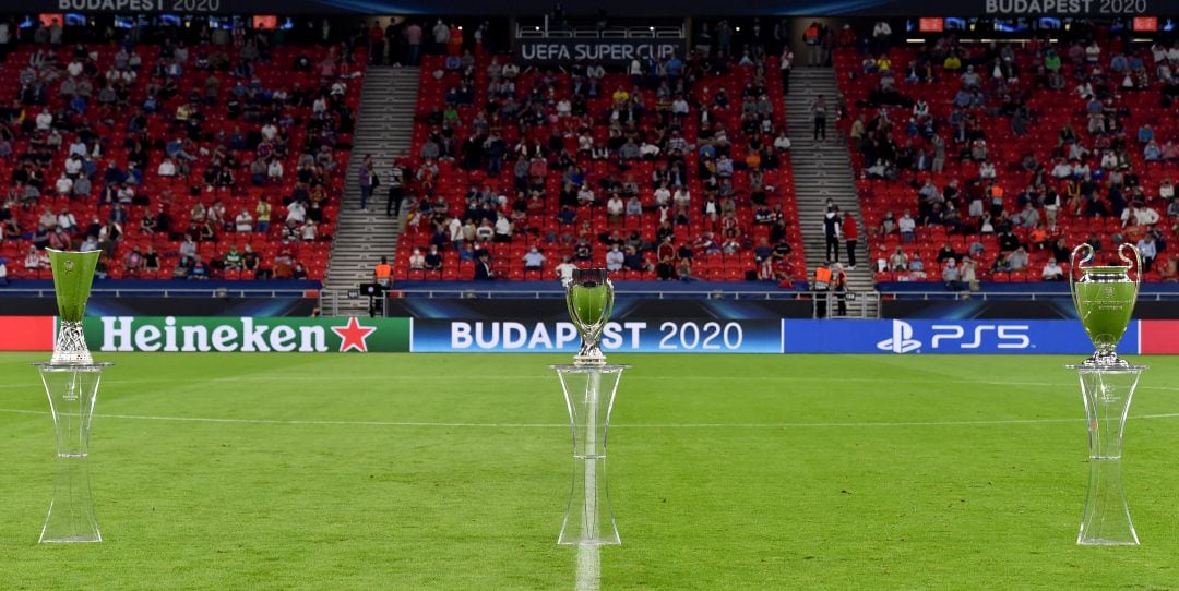 Los trofeos de la Europa League, la Supercopa de Europa y la Champions, poco antes del comienzo de la pasada Supercopa entre Bayern y Sevilla