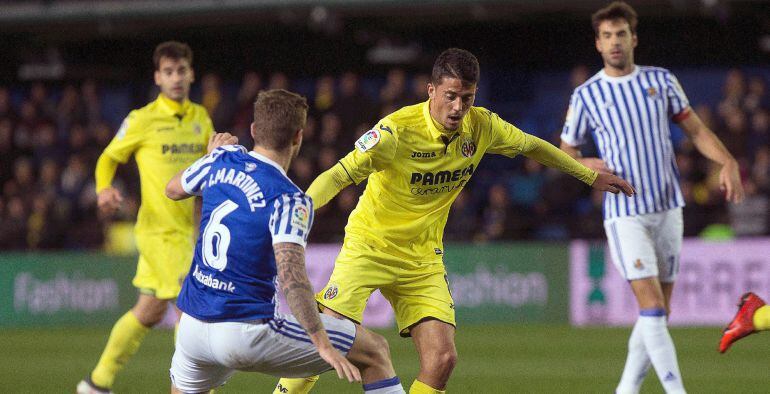 El centrocampista del Villarreal Pablo Fornals (d) pelea un balón con el centrocampista de la Real Sociedad Íñigo Martínez en partido de la vigésimo primera jornada de Liga en Primera División que se disputa esta noche en el estadio de la Cerámica.