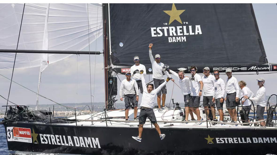 Tripulación del Estrella Damm Sailing Team celebrando el título de la Copa del Rey de Vela.