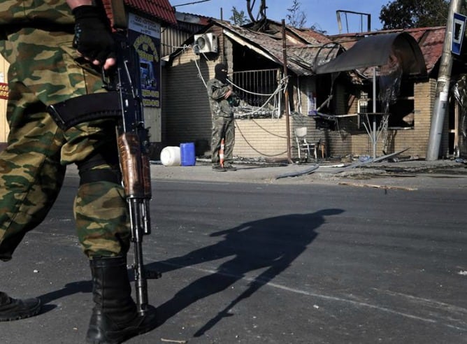 Un militante prorruso vigila las calles de Semyonovka a las afueras de Slaviansk (Ucrania).