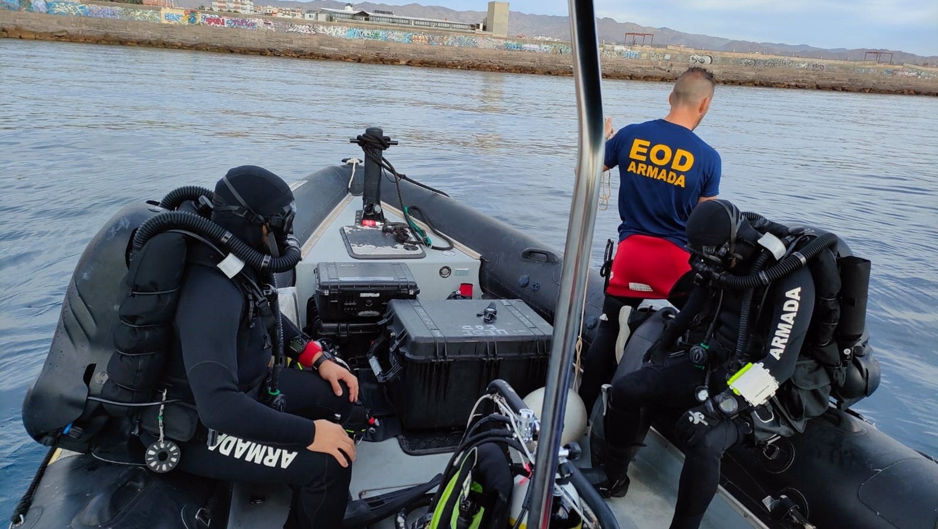 Buceadores de la Armada, durante las tareas para neutralizar la bomba