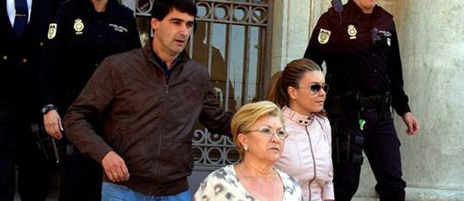 Jesulín de Ubrique, acompaña a su esposa María José Campanario, y a su suegra, Remedios Torres, a la salida de la Audiencia Provincial de Cádiz (12/04/2011)