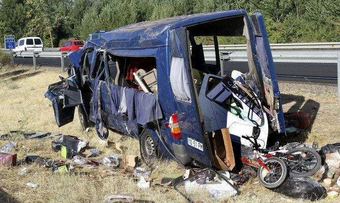 La furgoneta que se salió el pasado viernes de la A-67 a la altura de Dueñas, y causó la muerte de una mujer y cinco personas heridas